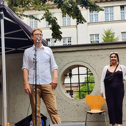Bezirksstadtrat Jochen Biedermann begrüßte die Nachbarschaft zum Kiezfest. (Bild: Birgit Leiß)