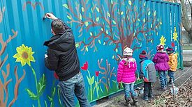 Der Außencontainer der Kita "Kreuz & Quer" wird verschönert Fotos: QM Mehrower Allee