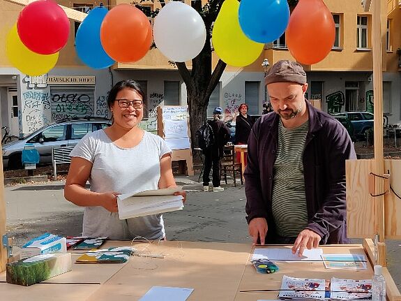 Bei der Ideenwerkstatt wurden auch erste Vorschläge für die Ausgestaltung des Cafés im geplanten Zentrum gesammelt. Die Bewohnerinnen und Bewohner konnten ihre Wünsche äußern. (Bild: Birgit Leiß)