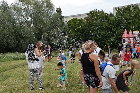 Die Seifenblasen begeisterten Kinder und Erwachsene. (Bild: QM Boulevard Kastanienallee)