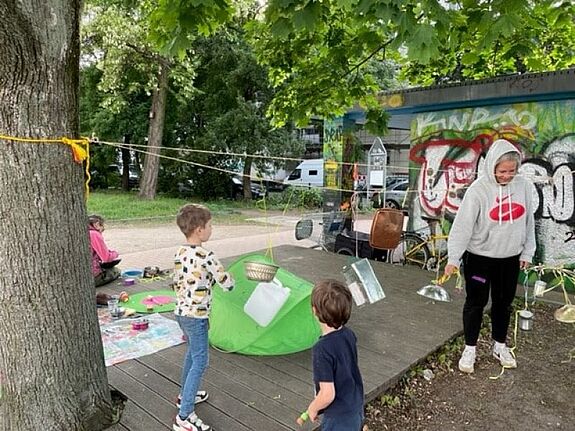 Kinder erleben kreative Workshops im Rahmen des Projekts „Straßentheater Lauter Müll“ und basteln Musikinstrumente aus gefundenem Material. (Bild: Straßentheater Lauter Müll)