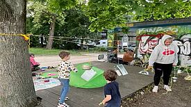 Kinder erleben kreative Workshops im Rahmen des Projekts „Straßentheater Lauter Müll“ und basteln Musikinstrumente aus gefundenem Material. (Bild: Straßentheater Lauter Müll)