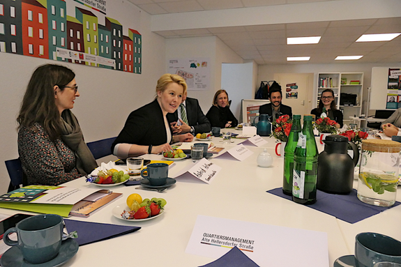 Am Tisch unterhielt sich die Gruppe über Themen, die den Kiez bewegen. (Bild: Anka Stahl)
