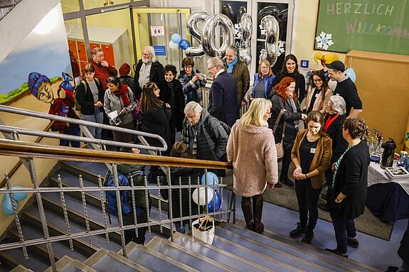 In den Gängen der Reginhard Grundschule wurde es voll und informativ beim Neujahrsempfang des QMs Letteplatz. (Bild: Antonia Richter)