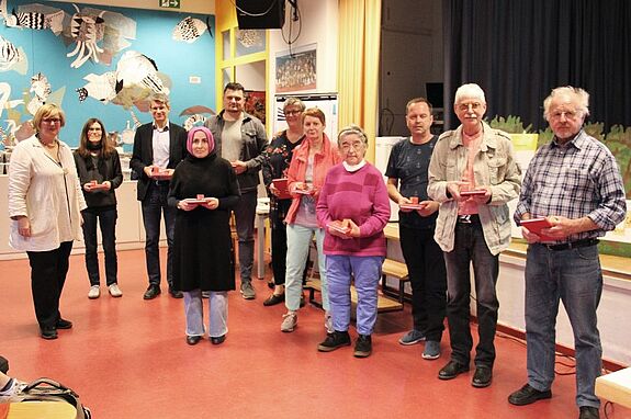 Die Aktiven aus dem Quartiersrat und der Aktionsfondsjury erhielten für ihr Engagement ein Vergissmeinnicht-Samentütchen und ein schönes Notizbuch. (Bild: Kerstin Heinze)