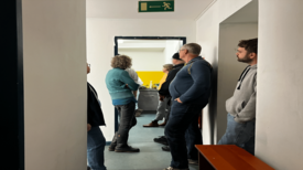 Das Bild zeigt mehrere Personen an der Küchentür bei der Führung durch den Jugendklub SoKo 116.