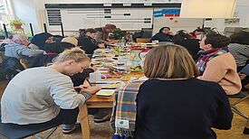 Volle Tische, volles Quartiersbüro, voller Erfolg – das Frauenfrühstück im QM Donaustraße-Nord. (Bild: QM Donaustraße-Nord)