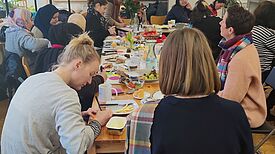 Volle Tische, volles Quartiersbüro, voller Erfolg – das Frauenfrühstück im QM Donaustraße-Nord. (Bild: QM Donaustraße-Nord)