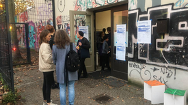 Die kleine Remise ist zur Ausstellungseröffnung gut besucht. Bild: QM Mariannenplatz 