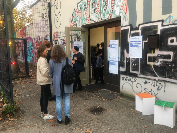 Die kleine Remise ist zur Ausstellungseröffnung gut besucht. Bild: QM Mariannenplatz 