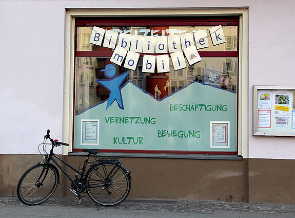 "Bibliothek mobil" lädt im Freizeiteck zum Lesen ein Bild: QM Brunnenviertel-Brunnenstraße