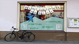 "Bibliothek mobil" lädt im Freizeiteck zum Lesen ein Bild: QM Brunnenviertel-Brunnenstraße