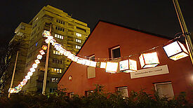 Lichterbogen vor dem Interkulturellen Mädchentreff. Bild: QM Auguste-Viktoria-Allee