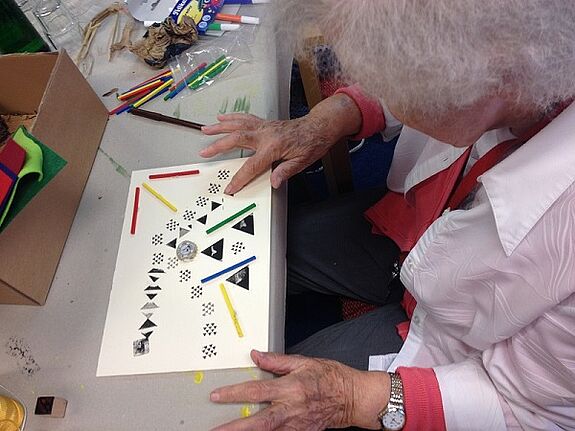 Seniorinnen basteln zum Thema 100 Jahre Bauhaus. Bild: BRAND e.V. 