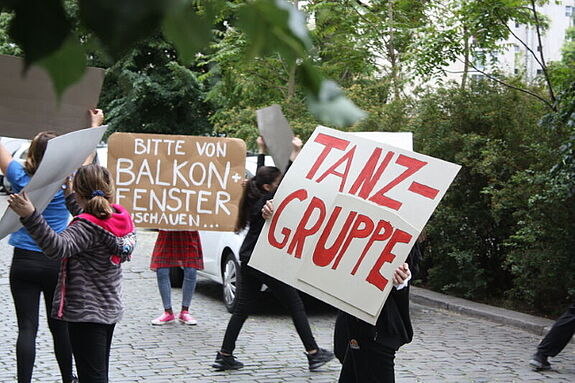 Bildbeschreibung: Tanzeinlagen der „Stadtschlosskids“. Bild: Gerald Backhaus