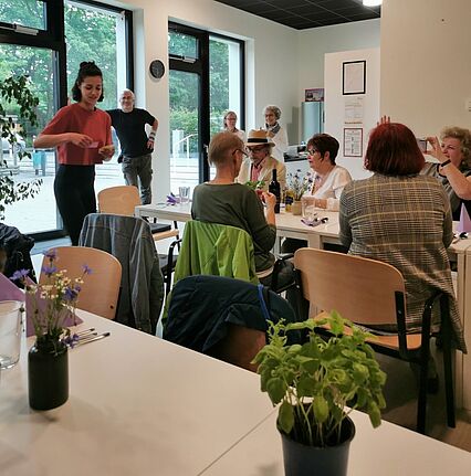 Beim gemeinsamen Kochen und Essen tauschen sich die Vertreterinnen und Vertreter der verschiedenen Gremien aus und stärken die Nachbarschaft im QM-Gebiet Gropiusstadt-Nord. (Bild: QM Gropiusstadt-Nord)