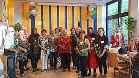 Mit Blumen wurde den Engagierten des Nachbarschaftstreffs gedankt. (Bild: H. Heiland)