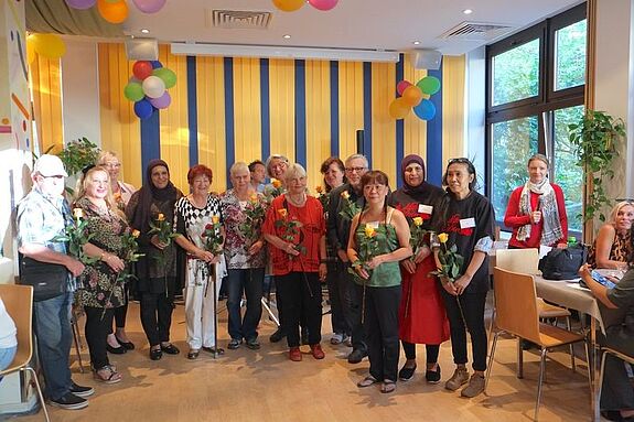 Mit Blumen wurde den Engagierten des Nachbarschaftstreffs gedankt. (Bild: H. Heiland)