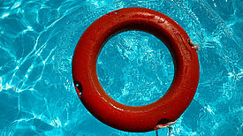 Ein auf dem Wasser schwimmender Rettungsreifen.