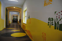 In bunten Farben leuchtet der Flur der Gustav-Falke-Grundschule
