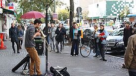 Straßenmusiker gaben beim „Festival für Selbstgebaute Musik“ Konzerte auf der Turm- und der Ottostraße. Foto: Gerald Backhaus