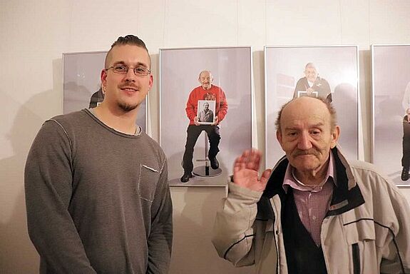 Student Tim Schreiber mit Günter Galric vor dem Foto „Zeitsprung“. Foto: QM Brunnenviertel-Ackerstraße