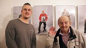 Student Tim Schreiber mit Günter Galric vor dem Foto „Zeitsprung“. Foto: QM Brunnenviertel-Ackerstraße