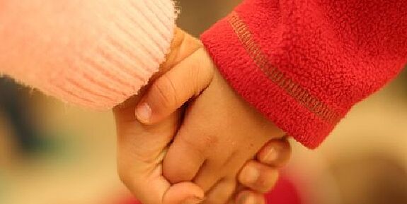 Im August 2021 hat der Berliner Senat eine neue Strategie zur Armutsprävention verabschiedet. Diese haben die Mitglieder der Landeskommission zur Prävention von Kinder- und Familienarmut erarbeitet. (Bild: SenBJW)