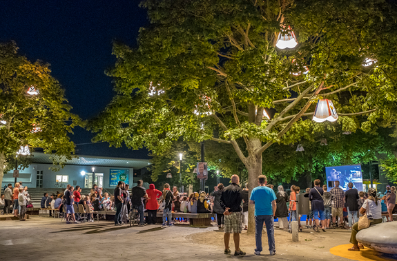 Eine Veranstaltung im Sommer am Westerwaldplatz. Foto: Ralf Salecker