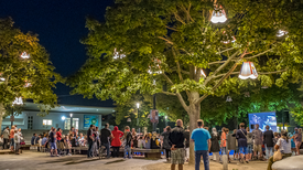 Eine Veranstaltung im Sommer am Westerwaldplatz. Foto: Ralf Salecker