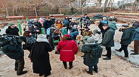 Zur Grundsteinlegung versammelte sich Kinder, Eltern und Mitarbeitende des Kinderhofs sowie Vertretende der Politik. (Bild: QM Moabit Ost)