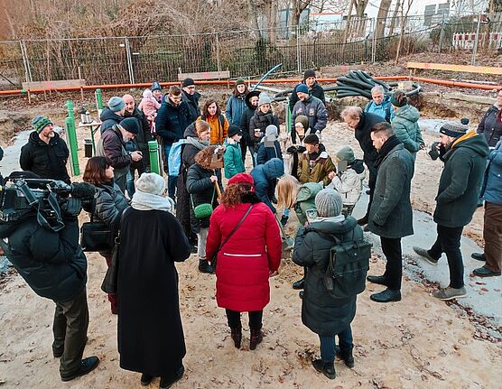 Zur Grundsteinlegung versammelte sich Kinder, Eltern und Mitarbeitende des Kinderhofs sowie Vertretende der Politik. (Bild: QM Moabit Ost)