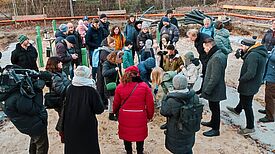 Zur Grundsteinlegung versammelte sich Kinder, Eltern und Mitarbeitende des Kinderhofs sowie Vertretende der Politik. (Bild: QM Moabit Ost)