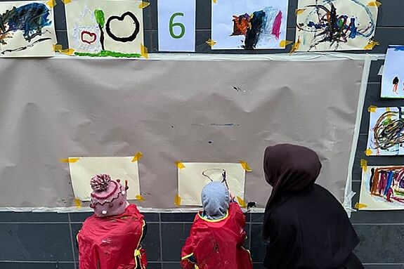 Auch die Jüngsten versuchten sich an den Mitmach-Stationen. (Bild: Familienzentrum Vielfalt)