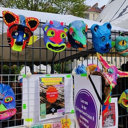 Ein Stand bietet kunstvolle Maskenmalerei an. (Bild: Birgit Leiß)