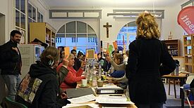 Die stimmberechtigten Mitglieder verabschiedeten die Rahmengeschäftsordnung, auf deren Grundlage der Quartiersrat arbeiten kann. (Bild: Holger Heiland)