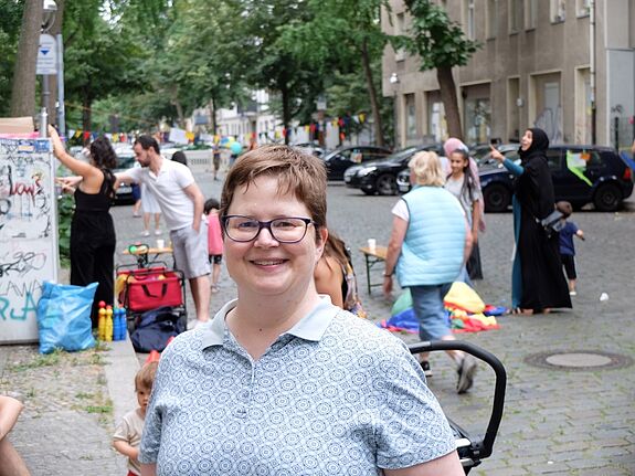 Kiezsportlotsin Susanne Bürger informierte über unterschiedliche Bewegungsangebote (Bild: QM Beusselstraße)