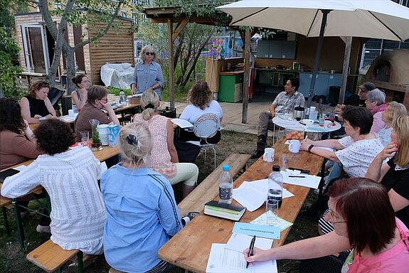 Neben der Abstimmung informierte das QM-Team den Quartiersrat über das Quartiersgeschehen. (Bild: Julian Krischan)