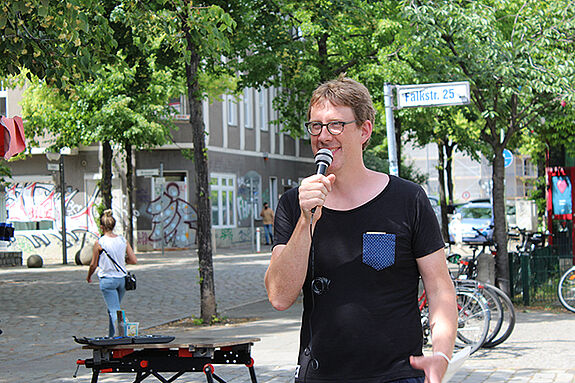 Jochen Biedermann, Bezirksstadtrat für Stadtentwicklung, Umwelt und Verkehr, eröffnete den Markt. (Bild: Mathias Hühn)