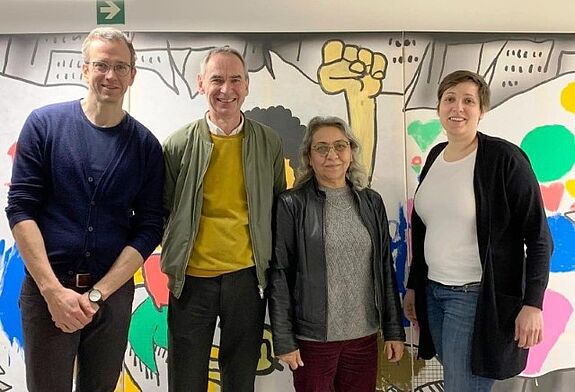 Simon Schulte vom Verein SPORTKINDER BERLIN (links) und Claudia Wolf von ALBA BERLIN (rechts), stellten Peter Pulm und Kadriye Karci vom QM Nahariyastraße (Mitte) das Projekt vor. (Bild: SPORTKINDER BERLIN)