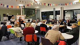 Am 19. Oktober 2023 hat der neue Quartiersrat im Olof-Palme-Zentrum feierlich seine Aufgaben übernommen. (Bild: M. Hühn)