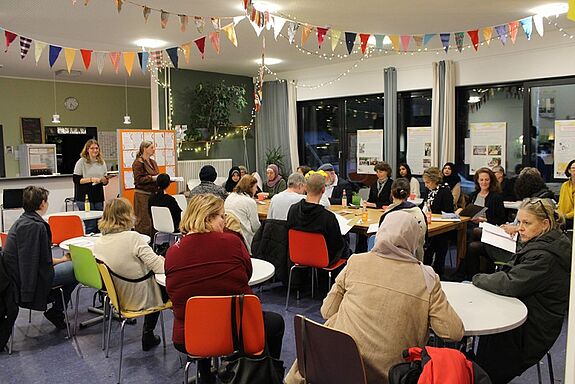 Am 19. Oktober 2023 hat der neue Quartiersrat im Olof-Palme-Zentrum feierlich seine Aufgaben übernommen. (Bild: M. Hühn)