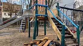 Die Kletter- und Spielkombination ist nun wieder fast spielbereit und hat einen neuen Anstrich. (Bild: Regina Friedrich)