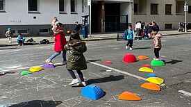 Kinder aus der Wedding-Schule im QM-Gebiet Pankstraße genießen den neuen Spielbereich im Freien. (Bild: Pankstraße)