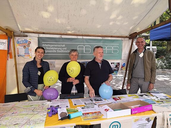 Auf dem Nachbarschaftsfest am Rathaus Schöneberg stellte das QM Nahariyastraße am Stand der AG SPAS e.V. seine Arbeit vor. (Bild: AG SPAS e.V.)