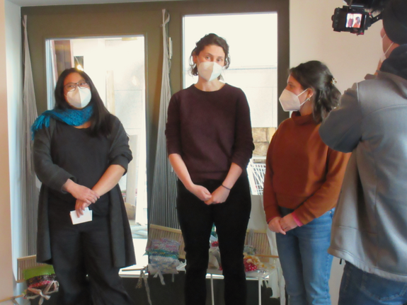 Für Arte vor der Kamera: Shao-Xi Lu (Gesundheitsförderung), Elisabeth Lange (Sozialberatung) und Eva Weirich (Gesundheits- und Pflegeberatung) berichten von der Geko-Eröffnung (v.l.n.r.). (Bild: Jens Sethmann)