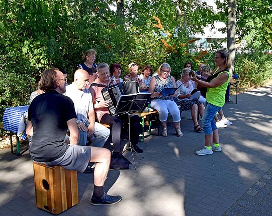 Der Chor des ImPuls e. V. sorgte mit musikalischen Einlagen für gute Stimmung bei der Kaffeetafel. (Bild: Undine Ungethüm und QM Gropiusstadt Nord)