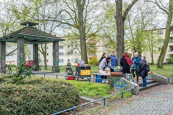 Trotz des wechselhaften Wetters kamen die Interessierten zusammen und tauschten sich über die Projekte und ihr Quartier aus. (Bild: Ralf Salecker)
