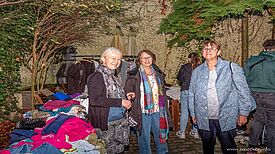 Tauschwütige Teilnehmerinnen bei der ersten Kleidertauschparty in der Spandauer Neustadt. (Bild: Ralf Salecker)