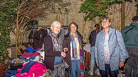 Tauschwütige Teilnehmerinnen bei der ersten Kleidertauschparty in der Spandauer Neustadt. (Bild: Ralf Salecker)